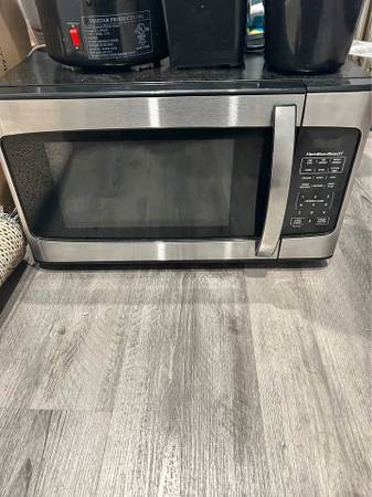 Countertop Microwave – Lightly Used 1