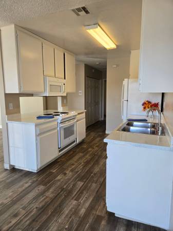 $2,245 / 2br - Heights Square Apts.! 2x2! W/D en unidad! Aire acondicionado y calefacción central! (El Cajon)63841344649475120
