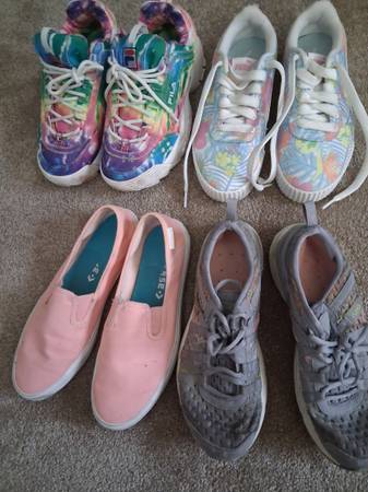 WOMANS SNEAKERS 1