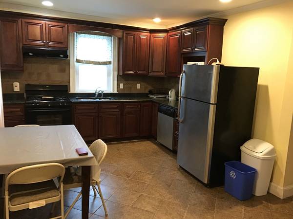 $850 / 4br - 1300ft2 - Walk to Harvard sq (red line) at Kirkland, Avilable 10/1, No fee (Somerville)63810135604355121