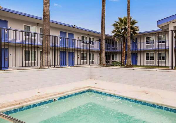 $550 / 1br - NEW WEEKLY RATES! - 9 Minutes to Downtown - Onsite Restaurant (Sacramento)64043494446338124