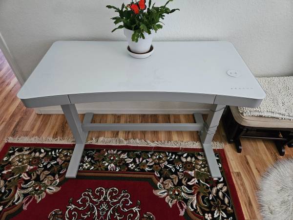office Glass Table Ajustable 1