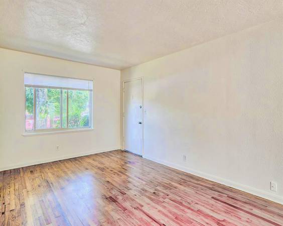 $1,650 / 2br - $300 OFF - Manicured Gardens, Close to Multiple Parks + 2 Bedroom (Hawthorne District)64039223281154124