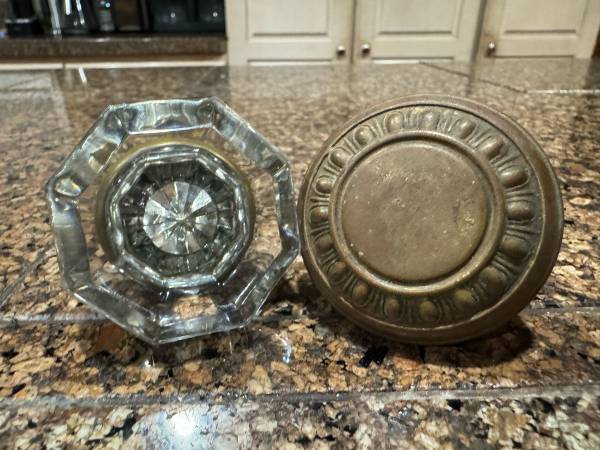 2 vintage door knobs 1