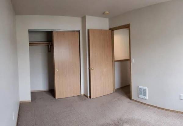 $1,500 / 2br - In the Heart of Mall 205 + Easy Access to Freeways + Two Bed (East Portland)63867270323713122