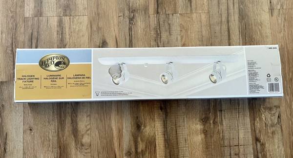 Hampton Bay Adjustable Track Lighting Fixture (New in box) 1