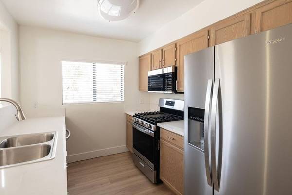 $2,645 / 2br - Built-in Microwave, Pet Friendly, Modern Upgrades (423 North Oxford Avenue, Los Angeles, CA)63912983056899121