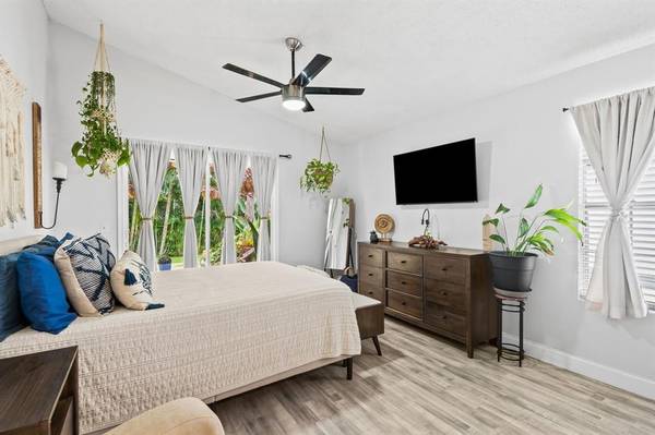 $399,000 / 2br - 1103ft2 - Move-In Ready 2 Bedroom 2 Bathroom Tropical Retreat! (West Palm Beach)63379613388929124