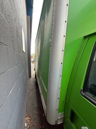 2006 Ford E-350 - Photo 13