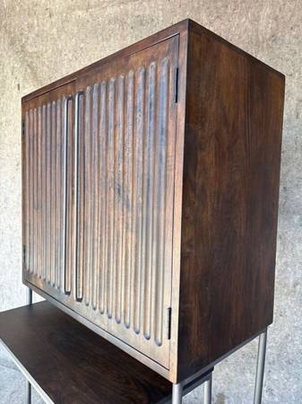 Armario para vinos/carrito bar de Howard Miller, estilo MCM/industrial - $950 (Burke)63470449016707124