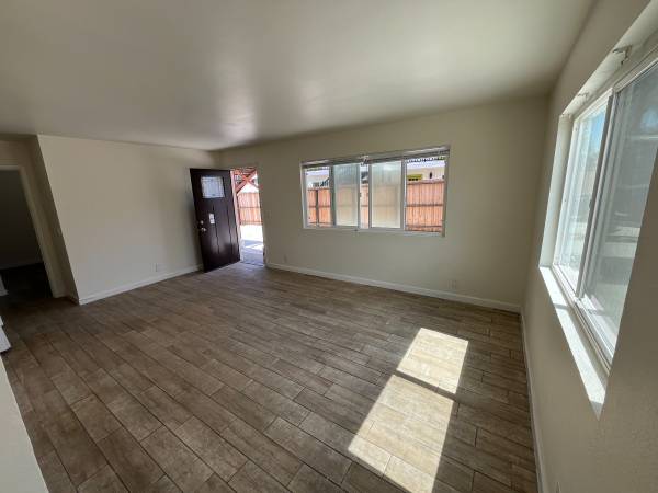 $2,600 / 2br - 9100ft2 - 2bed / 1Bath Freshly painted & New Appliance 2bed / 1bath - (Oceanside)63663786106755120