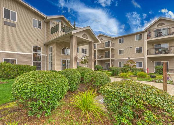 $1,925 / 2 habitaciones - Patio, armarios espaciosos, recepción de paquetes (149 South 140th Street, Burien, WA)63850642623747121