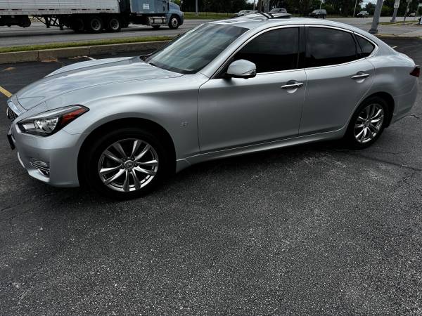 2015 Infiniti Q70 AWD - $10,000 (Crestwood)63618752606595124