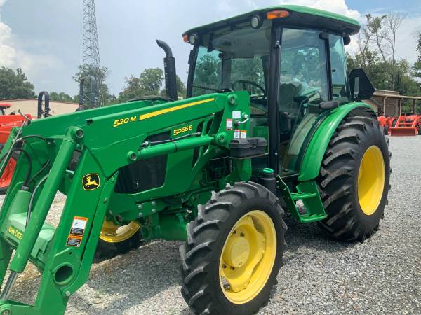 John Deere 5065E Cab - 4x4 con cargador - $45,900 (Vincent)63440349873795120