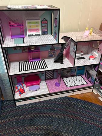 Large LOL Doll House. 1