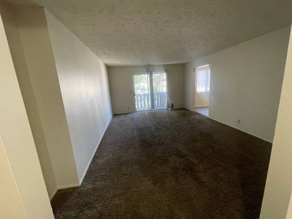 $1,100 / 2br - 1026ft2 - Pet Friendly 2BR w/ Garages Available, Pool & Dog Park 🐶🚙🏊‍♂️🌳 (10905 North Mill Court, Omaha, NE)64020672526209122