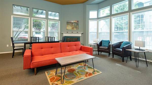 $2,025 / 3br - 1150ft2 - Make yourself at home in comfort and style! 3 Bed / 2 Bath 1150 SqFt (Fairview)63842024665729123