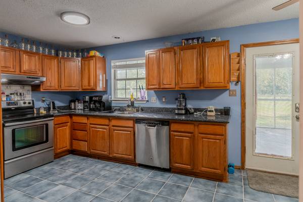 $209,900 / 3br - 2170ft2 - Move-in ready home with 3/4-acre of land and spacious workshop (Long Beach)64151596816131123