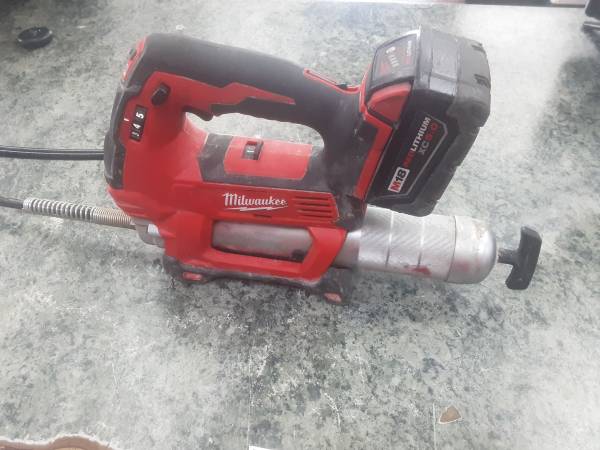 Milwaukee M18 18V Lithium-Ion Cordless Grease Gun 195280-1 1