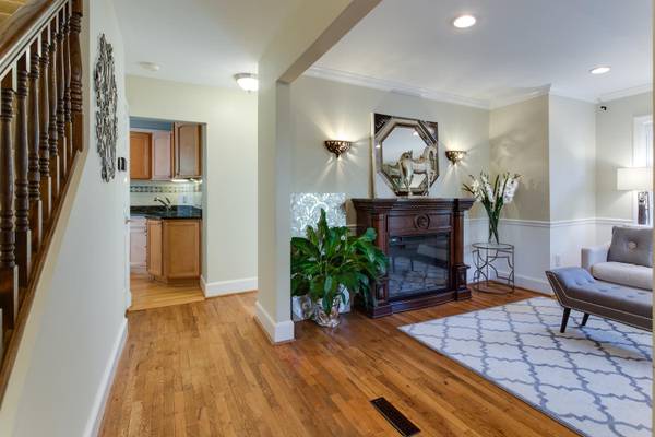 $7,500 / 6br - 3600ft2 - IMPONENTE COLONIAL DE 6 HABITACIONES/4 BAÑOS - A PIE DEL METRO - 10 MINUTOS A DC (NORTH ARLINGTON)63779464362625121