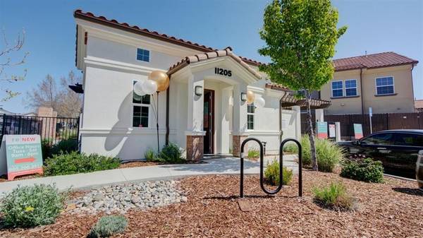 Pet Friendly, Large Closets, Granite Countertops & Built-In Desks 1