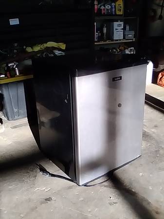Mini Refrigerator (Sanyo) 1