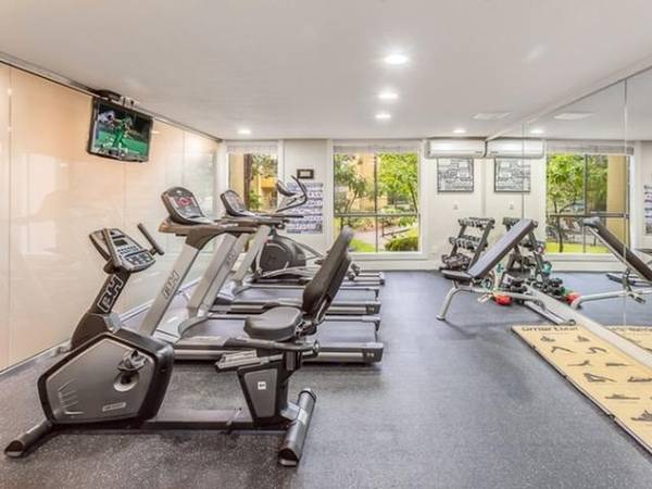$2,655 / 2br - 1250ft2 - Tour Today, Outdoor swimming pool and two whirlpool spas (Downtown City of Bellevue)63838110324483123