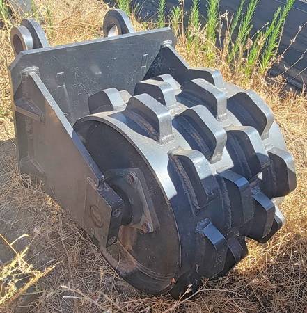 2025 GM Excavator Compaction Wheel – Fits CAT 320 – 640kg 1