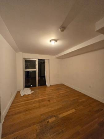 3 rooms left Greenpoint (Brooklyn) apartment y 1