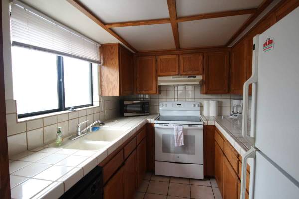$3,295 / 2br - 900ft2 - SPACIOUS 2 BEDROOM/1 BATHROOM TOP FLOOR APARTMENT WITH GARAGE! (3989 Lamont Street #3)63663752921985122