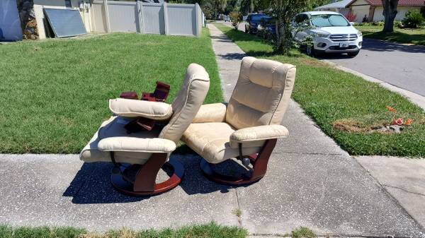 Curb Alert - Stressless style recliners 1