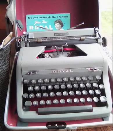 Typewriter, ROYAL, Portable w/ Case, Works Great, Type Writer 1