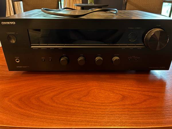 Onkyo stereo receiver + Pioneer bookshelf speakers 1