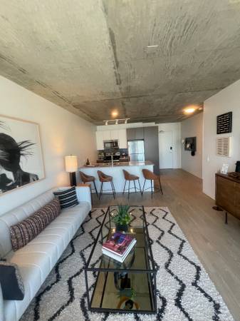 $2,200 / 1br - 792ft2 - Wonderful 1bed with plank floors, washer/dryer in unit, and pool (South Loop)63899123432834121