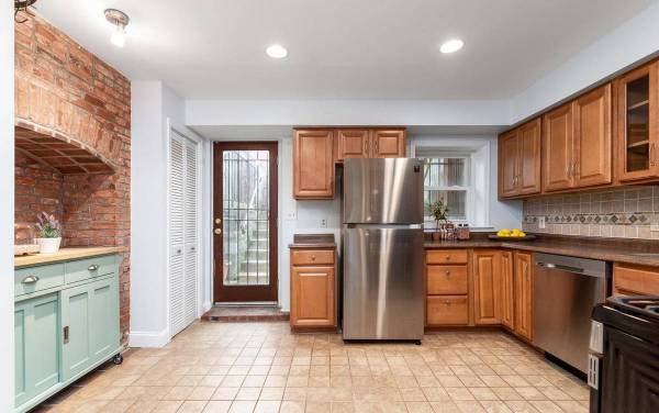 $1,700 / 2br - 1800ft2 - Brick patio and a deck in the back for your private entertaining. (Washington, DC)64040030789251120