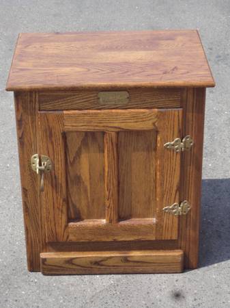 OAK END TABLE - $100 (modesto)63471298977795120