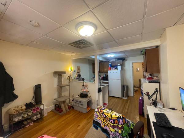 $1,950 Estudio amplio en la línea verde ** Lavandería ** Patio (Somerville \ Spring Hill \ Davis Sq.)63797254308099123