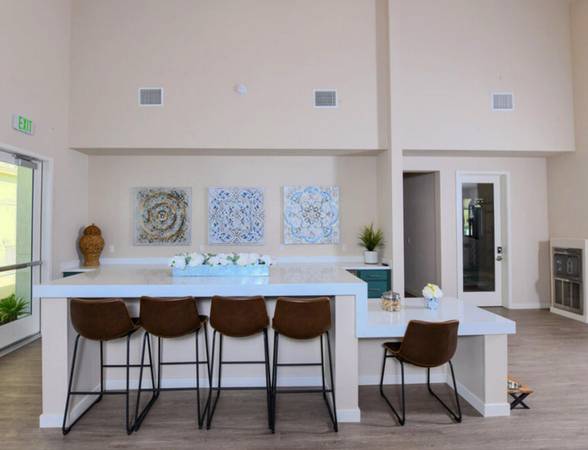 $2,720 / 1br - Vista 1B completamente renovado + microondas, área comunitaria al aire libre para parrilladas y más (Vista)63657123853955124