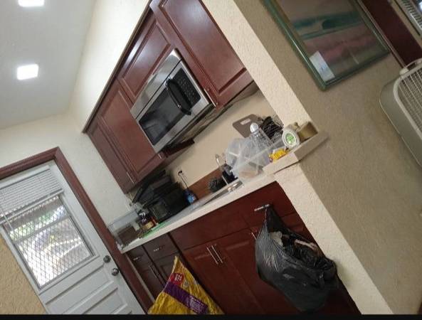 $1,000 / 2br - 1100ft2 - Spare private room to rent (Fort Lauderdale)64049275106817123