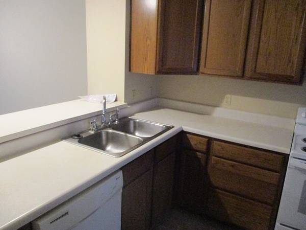 $1,170 / 2br - Adosado espacioso (1712 Rockingham)63700527461123122