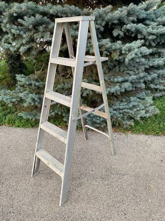 5 Foot 4 Steps Aluminum Step Ladder 1