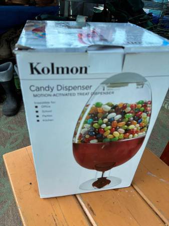 Candy Dispenser Motion Activated New in the Box 1