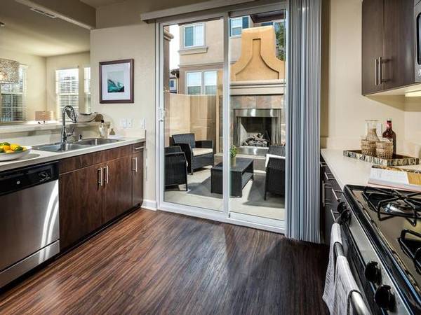 $4,174 / 3br - 1649ft2 - Microondas, fregaderos de acero inoxidable de doble seno, amplios patios privados (Santa Clarita)63840112731267120