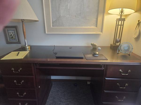 Smart looking Executive Desk 1