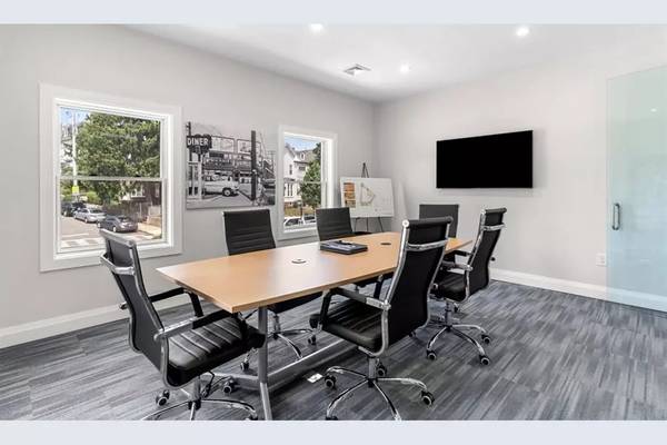 $3,000 / 1800ft2 - Gorgeous Renovated Office Space in East Somerville-Close to T/Highway (Somerville, Sullivan Sq)63699545037955122