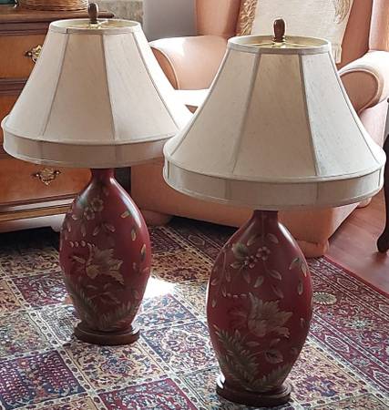 ELEGANT PAIR OF LAMPS 1