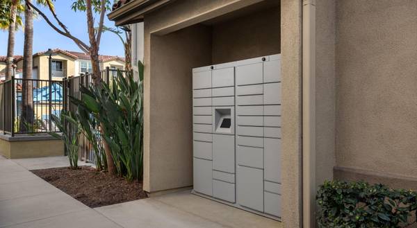 $3,658 / 2hab - 1160ft2 - Armarios amplios, techos altos, zona de piscina (12257 Heritage Springs Dr, Santa Fe Springs, CA)63659797920131124