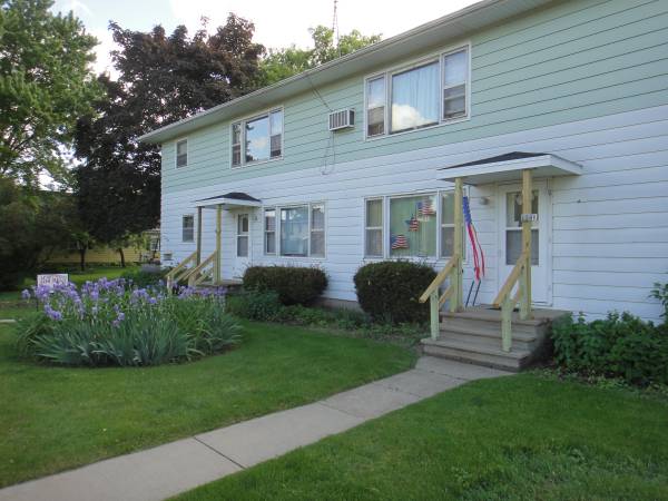 $975 / 2br - 800ft2 - Southside 2 bedroom upper, gas/elect included.  $975. Guenther Av. Osh (Oshkosh)63838113406467120