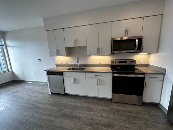 $1,899 / 1br - 588ft2 - ¡2 meses gratis +HW, Wifi y estacionamiento incluidos!! (409 Elm St, Manchester, NH)63931520573698124
