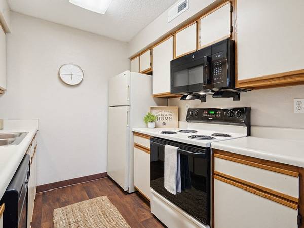 $1,250 / 2br - 920ft2 - 2nd Floor with Balcony & Washer/Dryer (** $99 Deposit **)63815083266817123